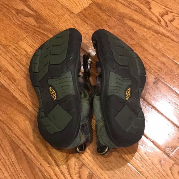 BOYS SIZE 5 CAMO KEENS! - Picture 9 of 9